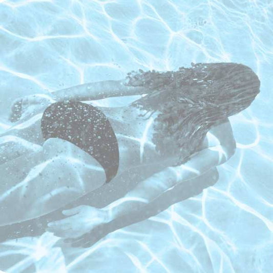 Teenager schwimmt im Wasser mit Perioden-Bademode