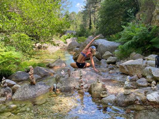 jeune femme pratiquant le yoga au bord d'une rivière