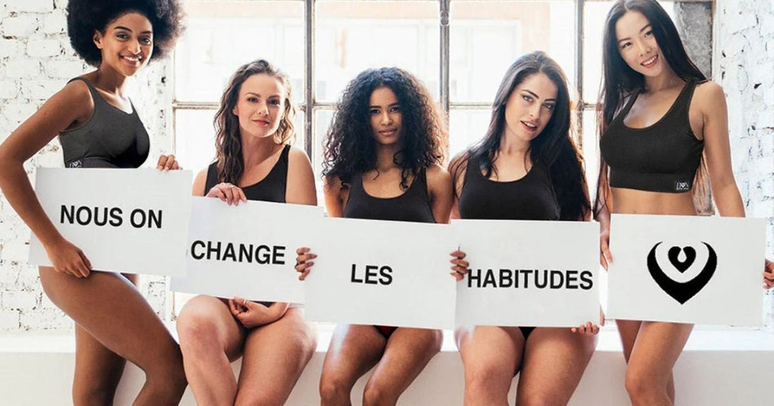 Femmes portant de la lingerie menstruelle Best of Natural avec une pancarte 'Nous on change les habitudes' – engagement contre la précarité menstruelle